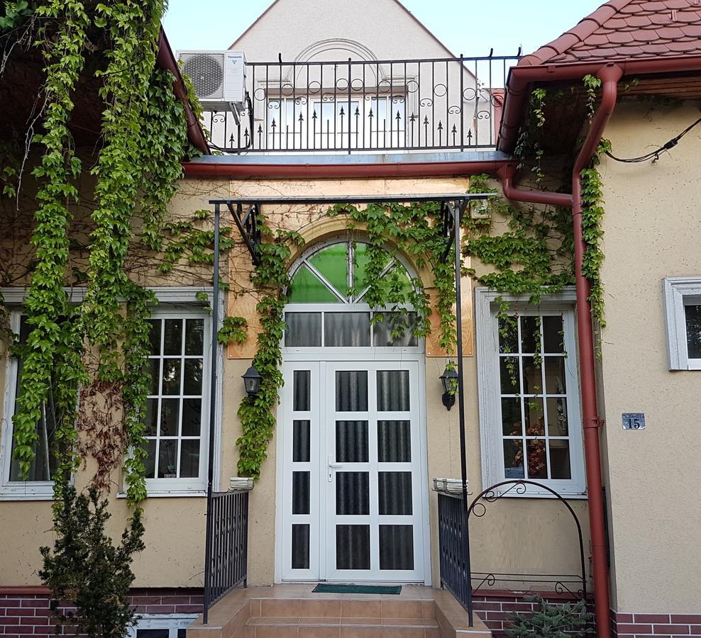 Tulipan Villa Panzio Szolnok Extérieur photo