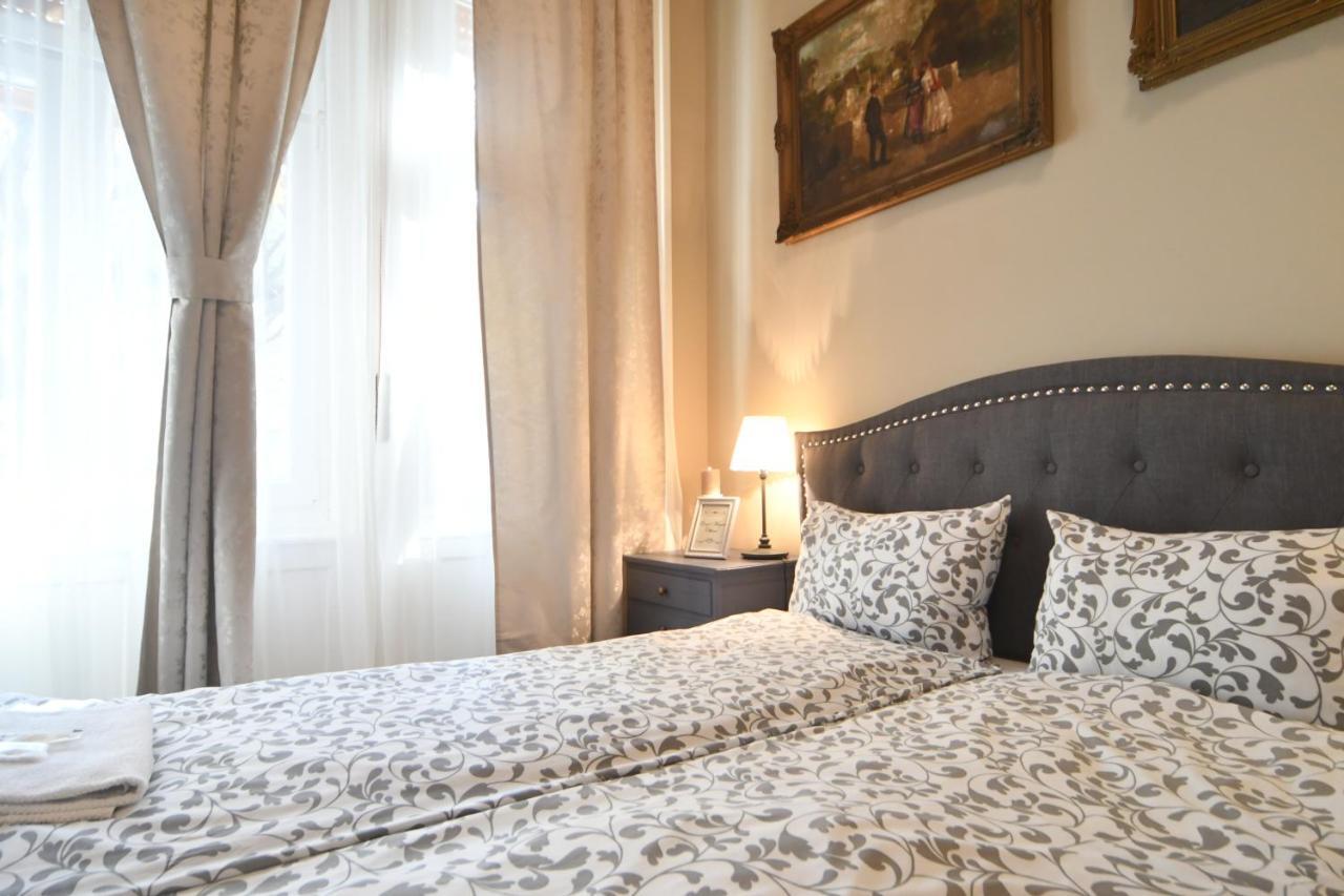 Tulipan Villa Panzio Szolnok Extérieur photo