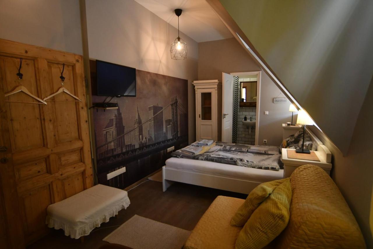 Tulipan Villa Panzio Szolnok Extérieur photo